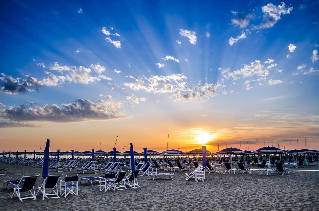 Mirabilia Beach Viareggio Exterior photo